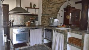 a kitchen with a stove and a sink with towels at Sole e Ventu 90qm in San-Giovanni-di-Moriani