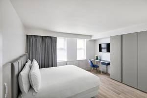 Säng eller sängar i ett rum på COMO Metropolitan London Residences