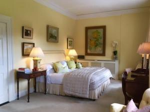 Łóżko lub łóżka w pokoju w obiekcie Marlfield House Hotel Relais et Chateaux