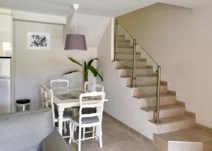 uma escada numa sala de estar com uma mesa e cadeiras em Apartamentos El Toro em Marbella