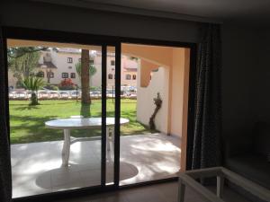 una puerta de cristal que da a un patio con mesa en Apartamentos El Toro, en Marbella