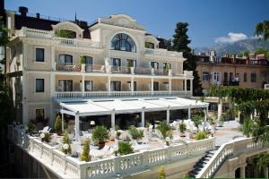 - une vue aérienne sur un bâtiment avec une terrasse dans l'établissement Villa Elena Hotel & Residences, à Yalta