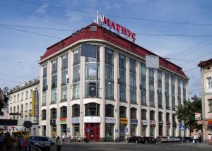 リヴィウにあるMini-Apartments on Krehivska 7 near the Forum Entertainment Centerの車通りの大きな建物