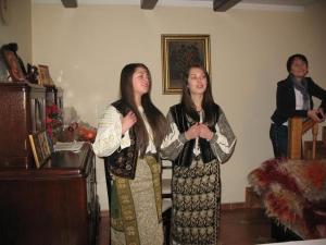 Dos mujeres están de pie en una habitación en Pensiune Maria, en Rucăr