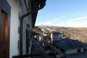 einen Blick auf die Stadt aus dem Fenster eines Gebäudes in der Unterkunft Mansarda Abetone in Abetone