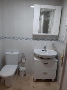 アルムニェーカルにあるApartamento Cotobroの白いバスルーム(トイレ、シンク付)