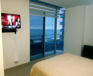 מיטה או מיטות בחדר ב-ARENA PLAZA DEPARTAMENTO PLAYA con vista al mar
