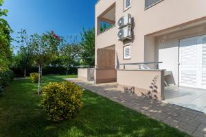 Vonkajšia záhrada v ubytovaní Apartments Crneković V