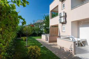 Vonkajšia záhrada v ubytovaní Apartments Crneković V