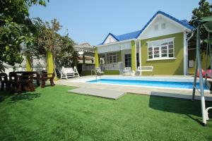 Bazén v ubytování Little home poolvilla nebo v jeho okolí