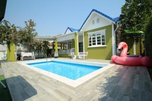 Bazén v ubytování Little home poolvilla nebo v jeho okolí