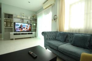 TV a/nebo společenská místnost v ubytování Little home poolvilla