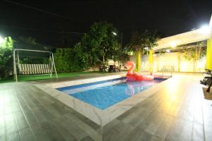 Bazén v ubytování Little home poolvilla nebo v jeho okolí