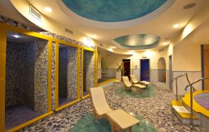 poczekalnia z krzesłami i sufitem w obiekcie Hotel Terme Alexander w mieście Ischia