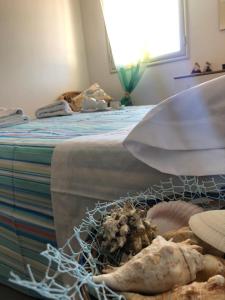 Un dormitorio con una cama con una red. en Villetta di Giusy, en Marina di Modica