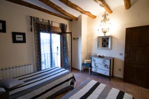 a bedroom with a bed and a window and a dresser at Casa El Altero in Codo