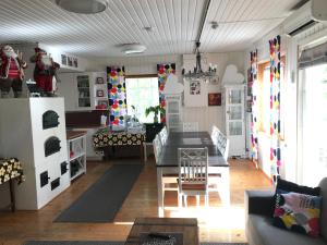 HimosKukkula في يامسا: غرفة معيشة فيها طاولة وكراسي