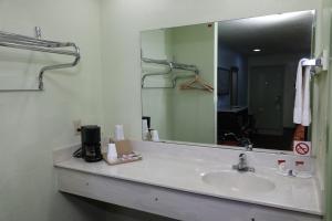 Koupelna v ubytování Budget Inn