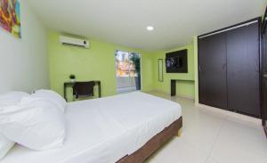 Postel nebo postele na pokoji v ubytování Hotel Avexi Suites By GEH Suites