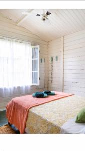 Giường trong phòng chung tại Boiçucanga litoral Norte +29 ảnh