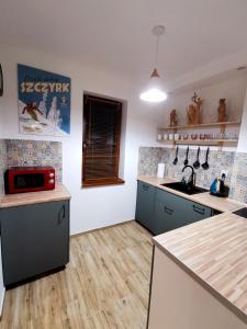 Kuchyň nebo kuchyňský kout v ubytování Goorskie - domki w Szczyrku