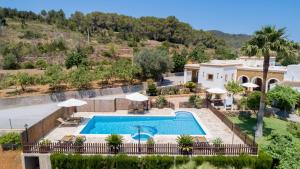 uma vista aérea de uma villa com piscina em Villa Can Juano em Sant Miquel de Balansat