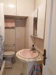 La salle de bains est pourvue d'un lavabo et de toilettes. dans l'établissement Viña del Mar 6, à Playa de Fañabé