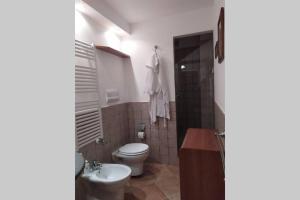 ein Badezimmer mit Toilette und Waschbecken in der Unterkunft FORT Montagna Casa Impero in Rivisondoli