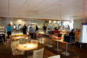 ห้องอาหารหรือที่รับประทานอาหารของ Hotel Småland