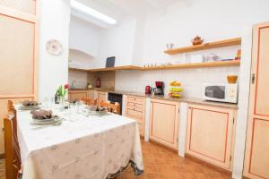 una cucina con tavolo e tovaglia bianca di Casa típica Mallorquina con mucho encanto a Santanyi