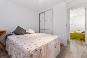 une chambre blanche avec un lit et une fenêtre dans l'établissement VILLA PARADISE SILVIA, à Sant Pere de Ribes 32 autres photos