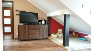 salon z telewizorem i pluszakami w obiekcie Apartament w domu na wsi w mieście Tomaszów Lubelski