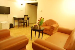 TV a/nebo společenská místnost v ubytování SRM Hotel Trichy