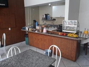 - une cuisine avec un comptoir avec des fruits dans l'établissement HOTEL PINOTTI LTDA, à Curitibanos
