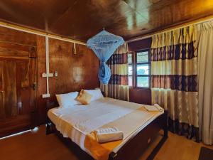 Sunntop Cabana في ترينكومالي: غرفة نوم مع سرير في القطار