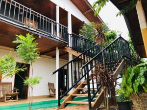 eine Treppe, die zu einem Haus mit Pflanzen führt in der Unterkunft Sunntop Cabana in Trincomalee