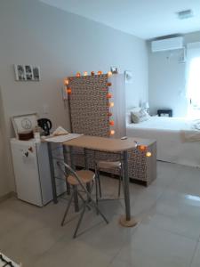 Zimmer mit einem Tisch, 2 Stühlen und einem Bett in der Unterkunft Lo de Ale Norte in San Miguel de Tucumán