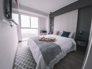 Cama ou camas em um quarto em Trendy Host Connect, Barranco