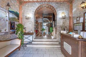 a hallway with an archway in a building at Villa Cosilinum in Padula