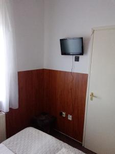 Televízia a/alebo spoločenská miestnosť v ubytovaní Siesta Vendégház
