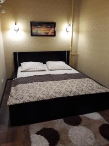 Un pat sau paturi într-o cameră la Квартира на пр. Яворницкого
