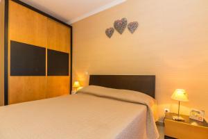 ein Schlafzimmer mit einem Bett und zwei Herzen an der Wand in der Unterkunft Villa Engiadina by ALGARVEMANTA in Manta Rota