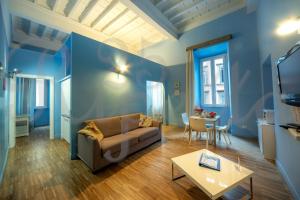 uma sala de estar com um sofá e uma mesa em Ripetta 25 Prestige Rooms em Roma