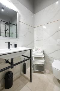 biała łazienka z umywalką i toaletą w obiekcie LUXURY Apartment at the Main Square w Krakowie