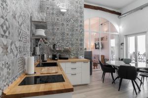 eine Küche mit einem Tisch und einem Esszimmer in der Unterkunft New Luxus Apartment in Gaeta with sea view on harbour in Gaeta