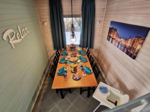 un comedor con una mesa larga en una habitación en Ferienhaus Steffi en Kirchheim