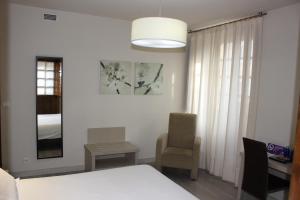 Habitación con cama, mesa y silla en Los Guardeses, en Solares