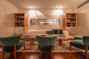 un salon avec un canapé, une table et des chaises dans l'établissement Hub Porteño, à Buenos Aires