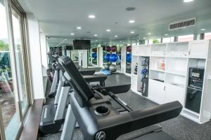 Fitness centrum a/nebo fitness zařízení v ubytování Courtleigh Hotel & Suites
