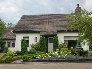 una casa blanca con techo negro en Vakantiewoning J.W. Schuurmanstraat 14, en Domburg